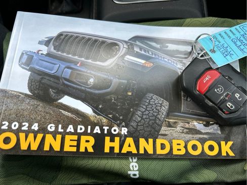 Used 2024 Jeep Gladiator Sport AWD/4WD image 19