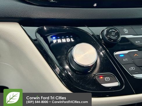 Used 2020 Chrysler Pacifica Touring-L FWD image 10