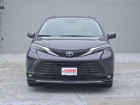 Used 2025 Toyota Sienna XLE image 3