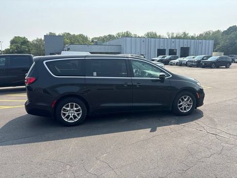 Used 2023 Chrysler Pacifica Touring-L FWD image 9