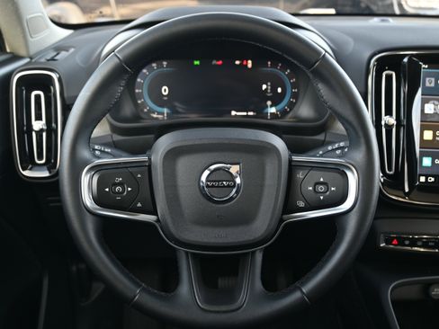 Used 2025 Volvo XC40 B5 Core image 19