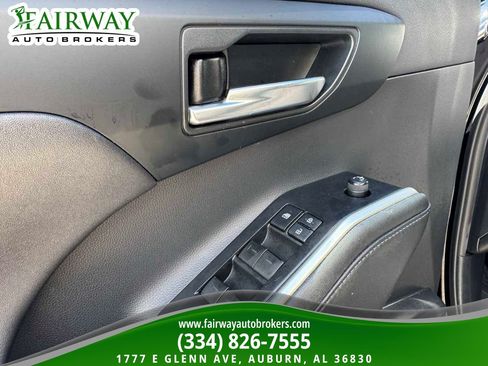 Used 2021 Toyota Highlander XSE FWD image 16