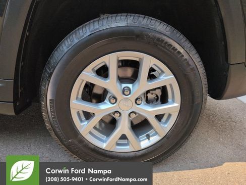 Used 2023 Jeep Grand Cherokee Limited AWD/4WD image 31