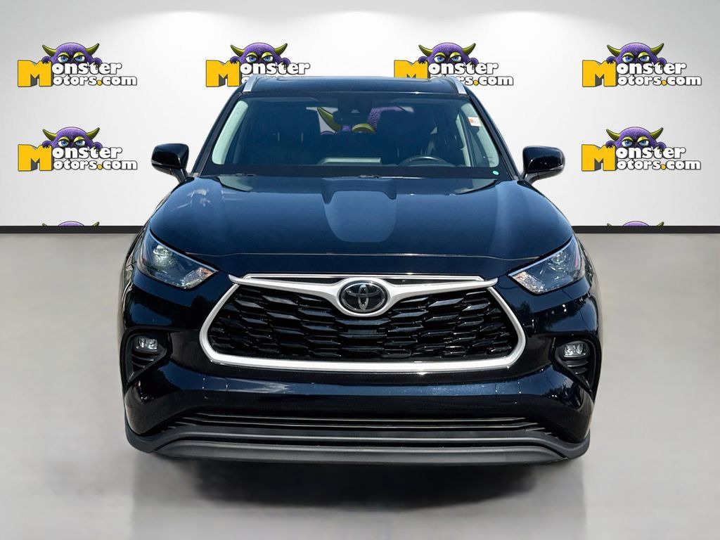 Used 2022 Toyota Highlander XLE AWD/4WD image 2