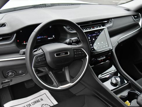 Used 2023 Jeep Grand Cherokee L Laredo image 14