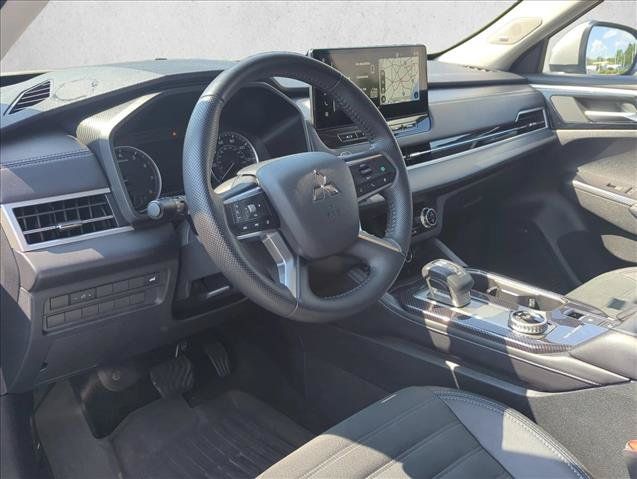 Used 2025 Mitsubishi Outlander SE FWD image 9