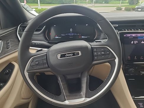 Used 2023 Jeep Grand Cherokee L Limited AWD/4WD image 16