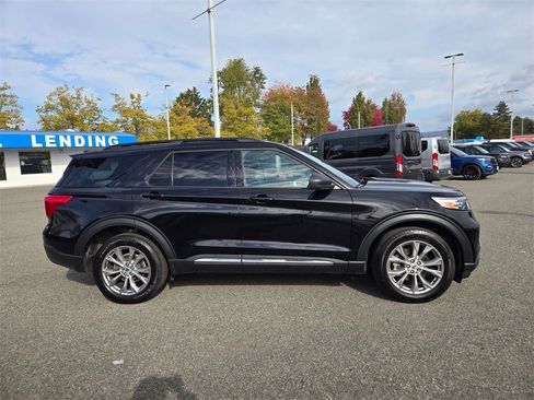 Used 2023 Ford Explorer XLT w/ Equipment Group 202A image 4