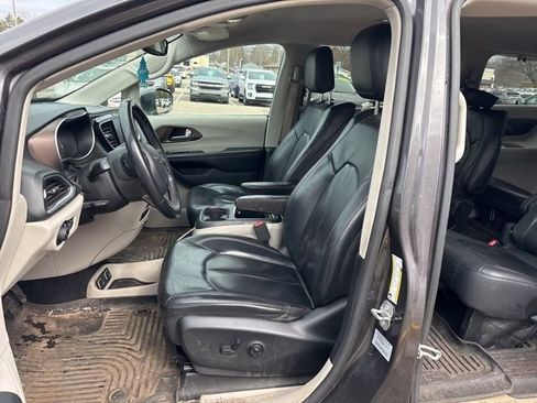 Used 2017 Chrysler Pacifica Touring-L Plus w/ Tire & Wheel Group image 13