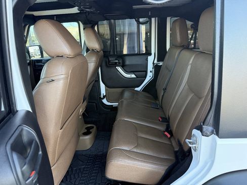 Used 2016 Jeep Wrangler Unlimited Rubicon w/ Connectivity Group AWD/4WD image 10
