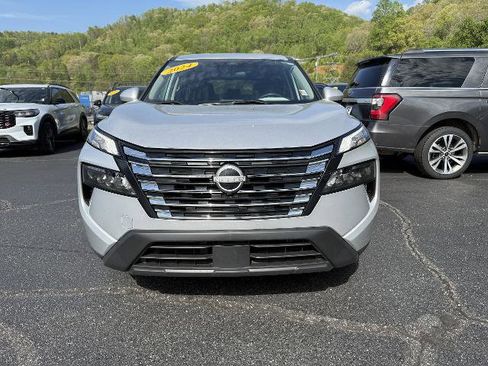 Used 2024 Nissan Rogue SV AWD/4WD image 2
