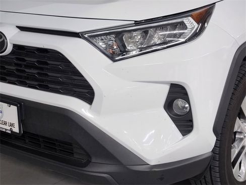 Used 2020 Toyota RAV4 XLE Premium image 12