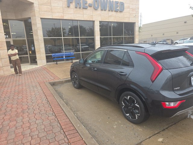 Certified 2023 Kia Niro Wind FWD image 2