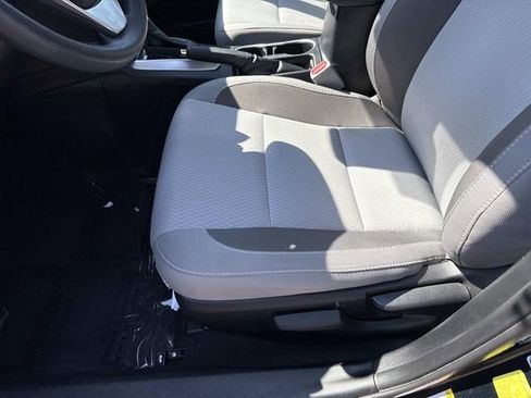 Used 2018 Toyota Corolla LE FWD image 15