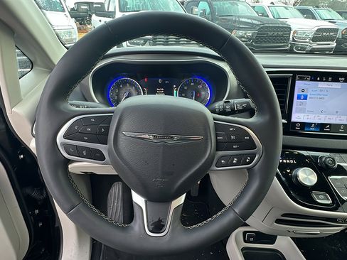 Used 2024 Chrysler Pacifica Touring-L image 26