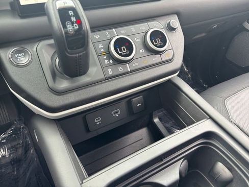 Used 2023 Land Rover Defender 130 X-Dynamic SE image 29