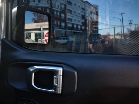 Used 2022 Jeep Gladiator Willys image 22