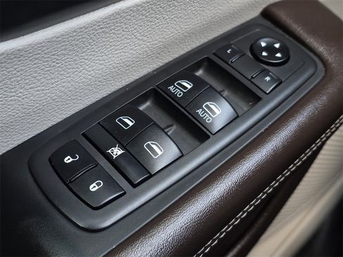 Used 2021 Chrysler Pacifica Touring-L image 24