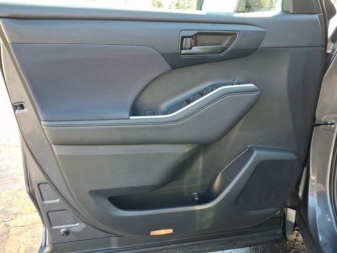Used 2024 Toyota Highlander LE FWD image 16