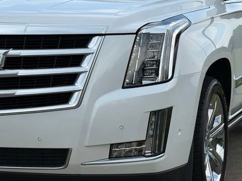 Used 2020 Cadillac Escalade Premium Luxury AWD/4WD image 11