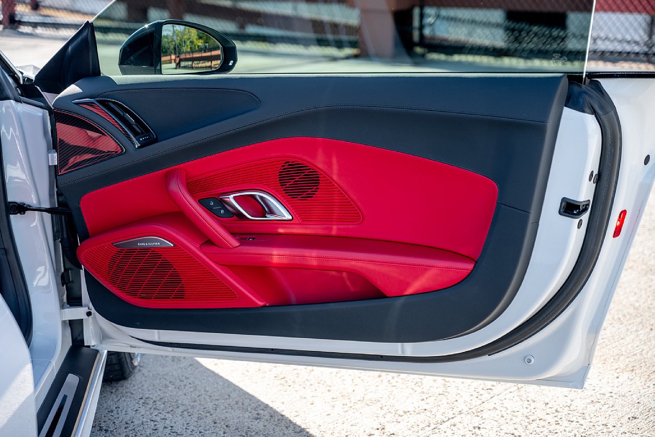 Used 2018 Audi R8 V10 w/ Premium Package RWD image 25