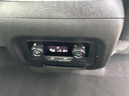 Used 2025 Chevrolet Traverse LT AWD/4WD image 17