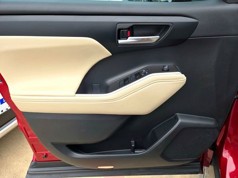 Used 2023 Toyota Highlander XLE image 30