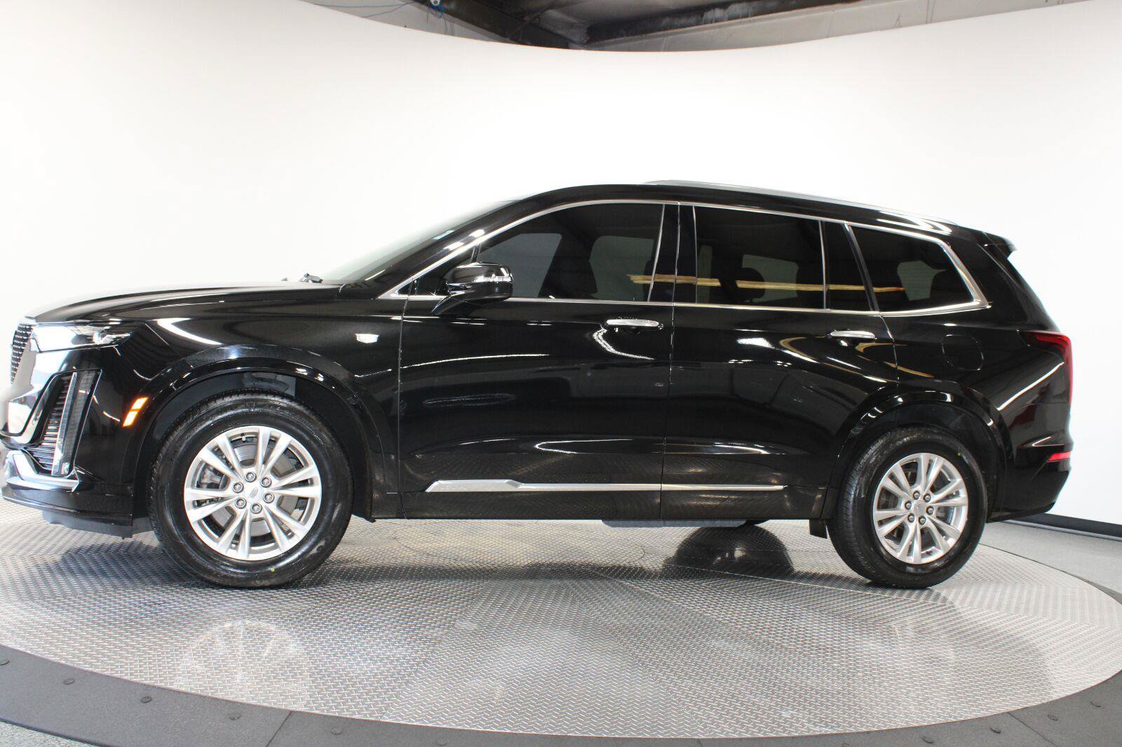 Certified 2023 Cadillac XT6 Luxury FWD image 5