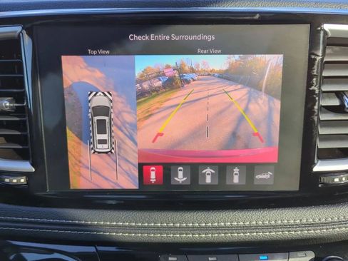 Used 2023 Chrysler Pacifica Limited FWD image 18