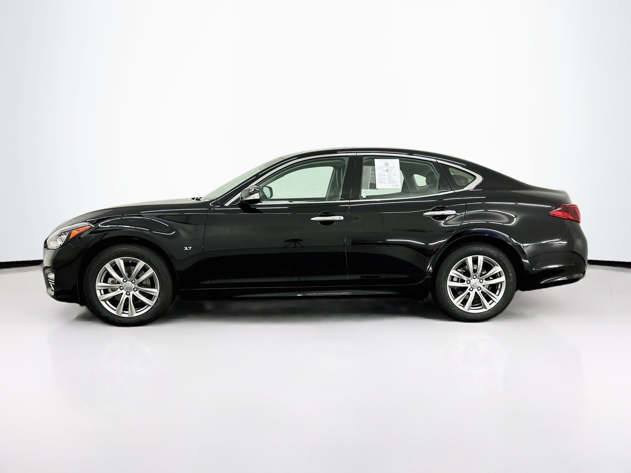 Used 2018 INFINITI Q70 Luxe AWD/4WD image 4