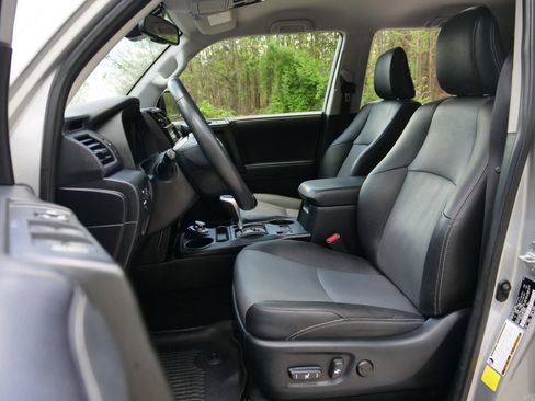 Used 2020 Toyota 4Runner SR5 Premium AWD/4WD image 3
