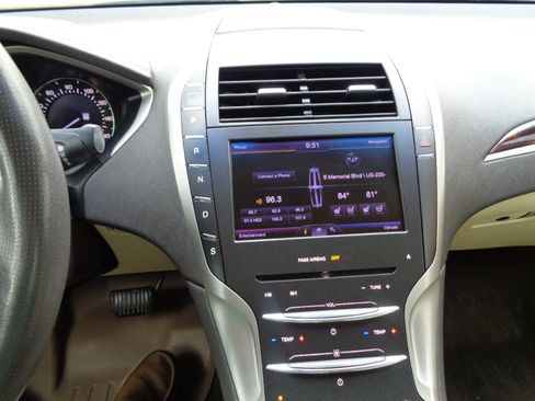 Used 2013 Lincoln MKZ image 22