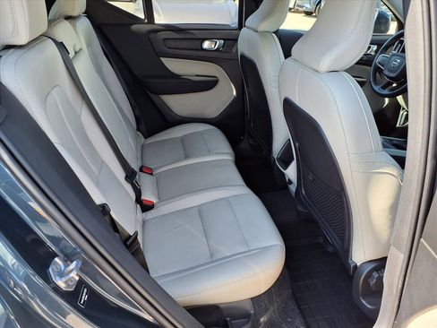 Used 2021 Volvo XC40 T4 Momentum w/ Protection Package Premier image 14