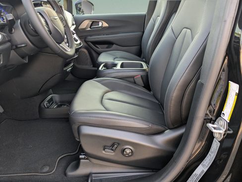 New 2026 Chrysler Voyager LX image 22