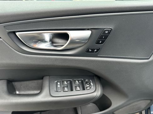 Used 2023 Volvo XC60 B5 Plus image 17