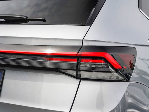 Certified 2025 Volkswagen Taos SE image 8