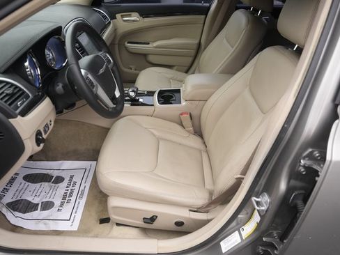 Used 2014 Chrysler 300 image 9