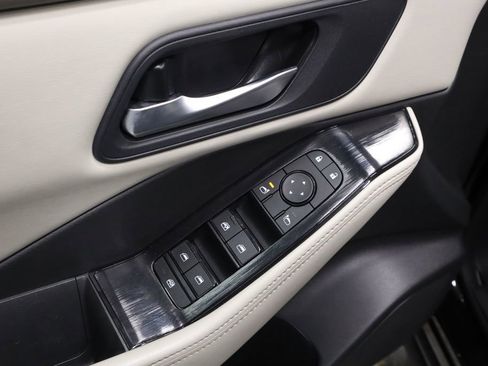 Certified 2025 Nissan Rogue SV image 22