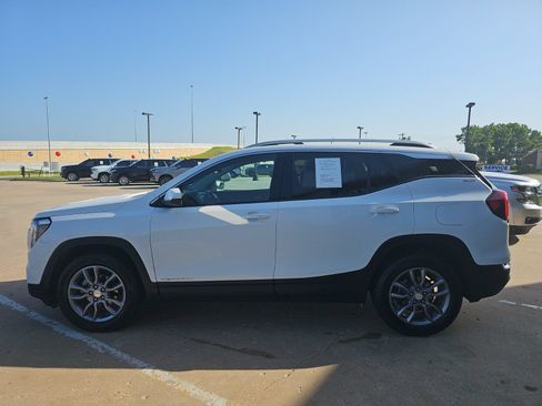 Used 2024 GMC Terrain SLT AWD/4WD image 7