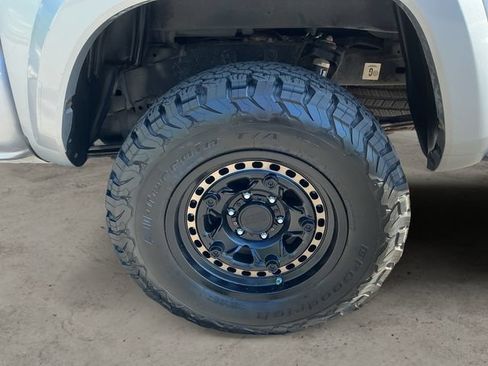 Used 2018 Toyota Tacoma Limited AWD/4WD image 9