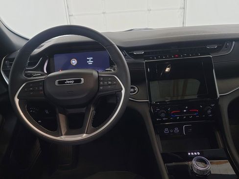 Used 2023 Jeep Grand Cherokee Altitude image 12