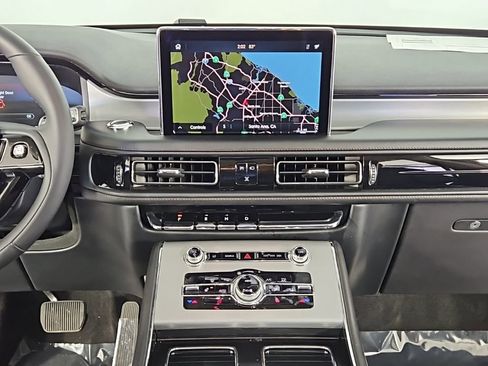 Used 2023 Lincoln Aviator AWD w/ Premium Package image 27