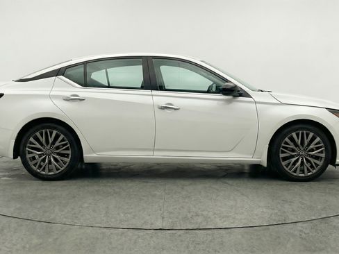 Used 2025 Nissan Altima 2.5 SV image 11