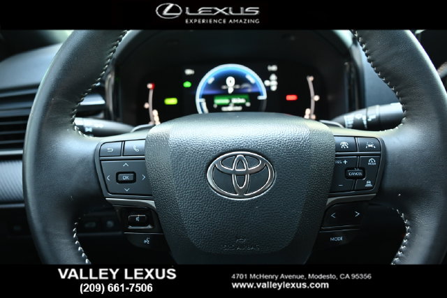 Used 2025 Toyota Camry SE FWD image 9