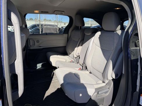 Used 2023 Toyota Sienna LE image 6