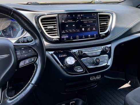 Used 2021 Chrysler Pacifica Touring w/ S Appearance Package FWD image 7