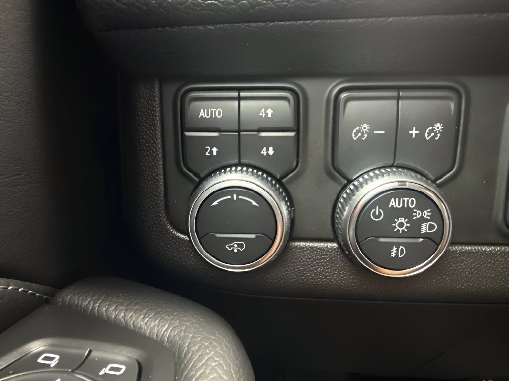Used 2021 GMC Yukon Denali w/ Denali Ultimate Package AWD/4WD image 25