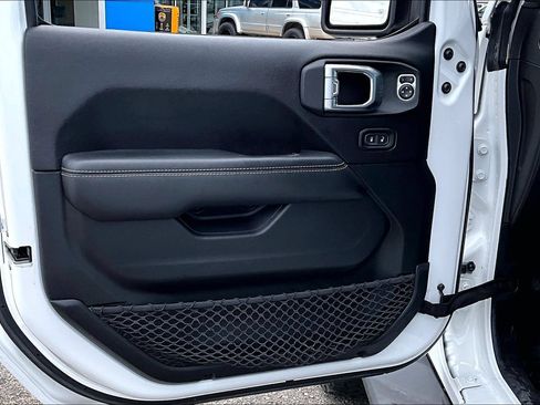Used 2020 Jeep Gladiator Overland AWD/4WD image 17