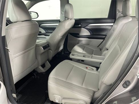 Used 2018 Toyota Highlander XLE image 19