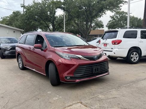 Used 2025 Toyota Sienna XLE w/ XLE Plus Package image 3